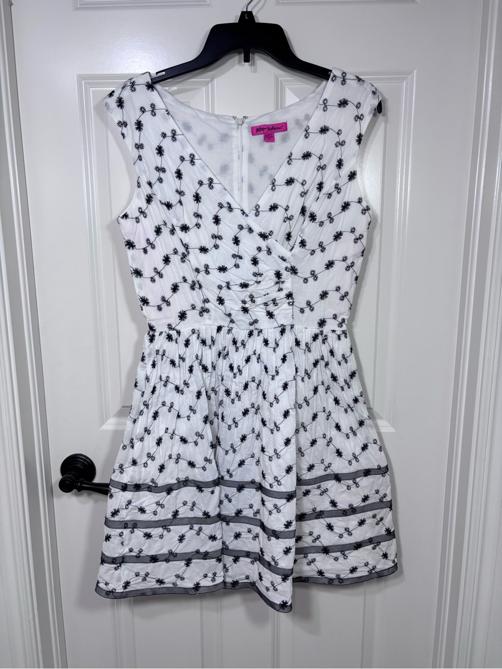 Betsey Johnson Embroidered V-Neck Fit Flare Mini Dress Women’s 6 White Black